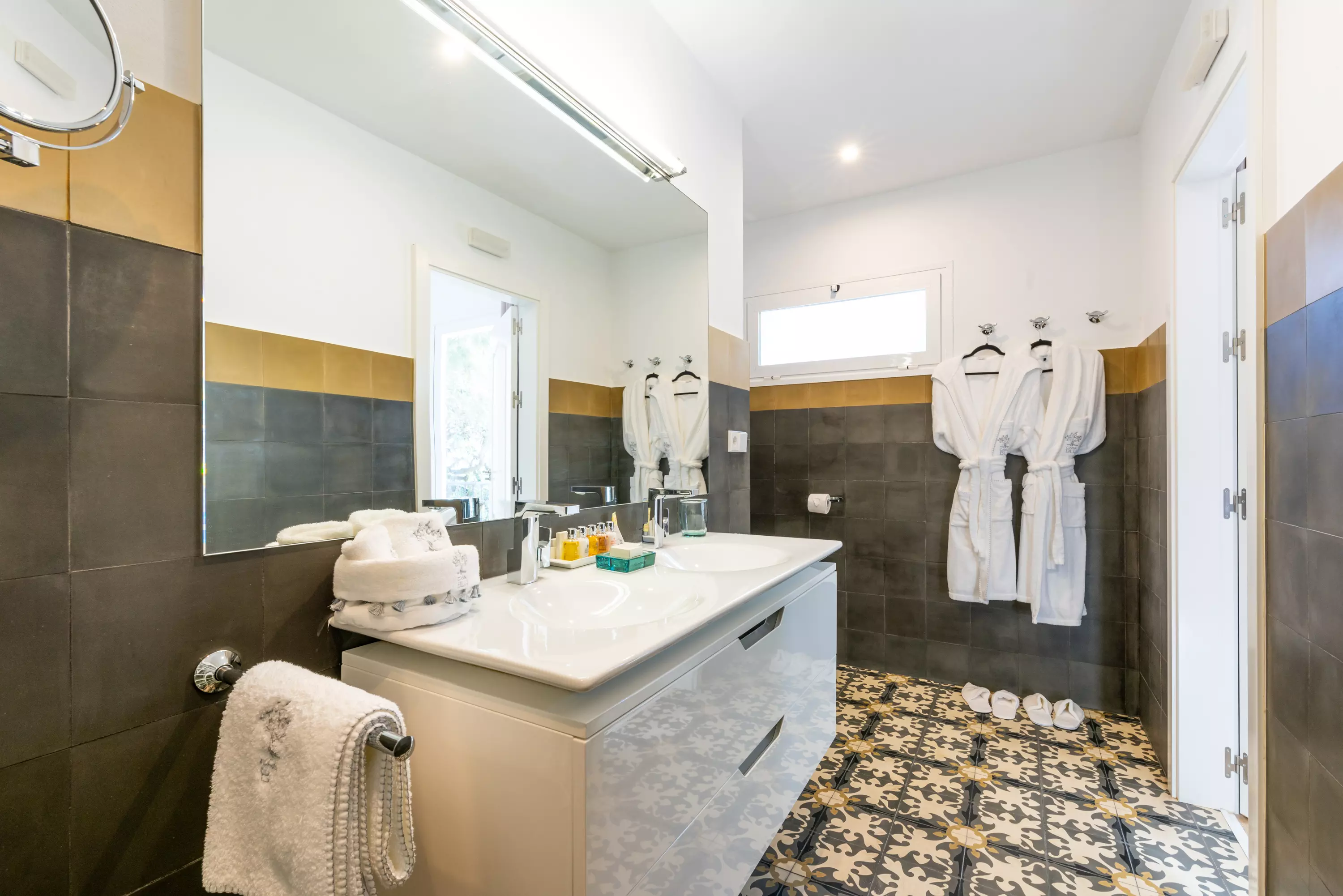 Image of Suite 1: Blue Damask Plum